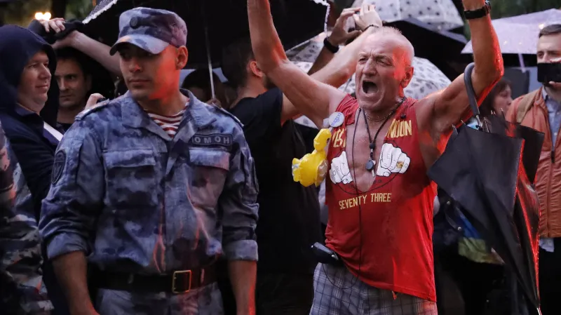 Protest v centru Moskvy proti věznění dvou dívek