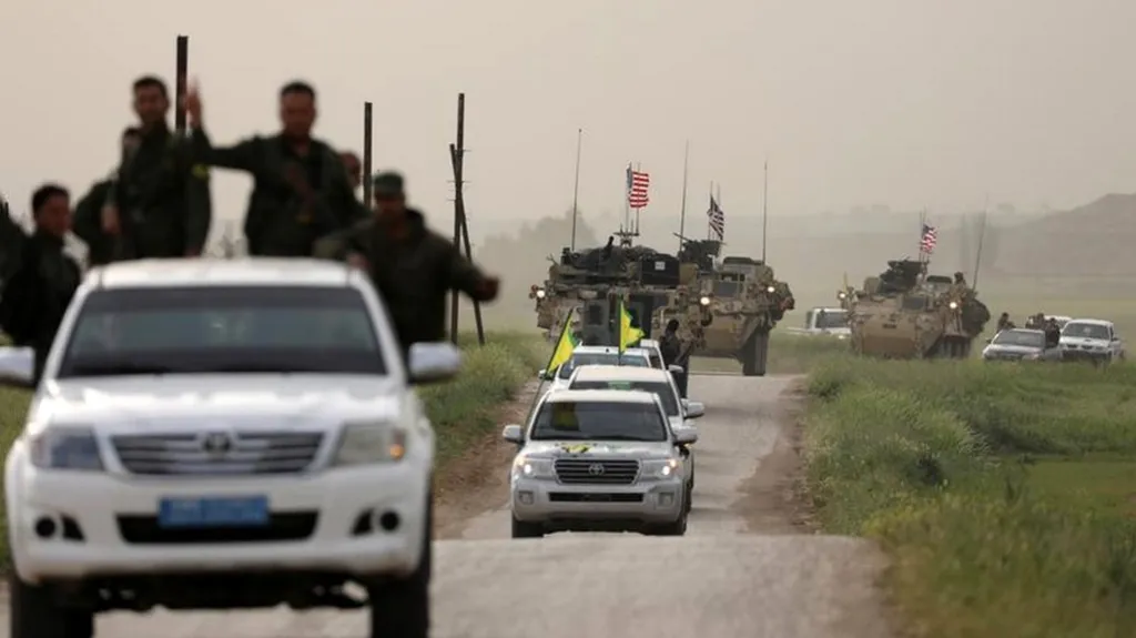 Kurdští bojovníci v Sýrii v čele amerického konvoje