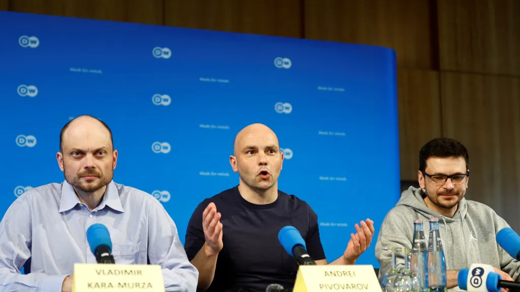 Propuštění ruští vězni Kara-Murza, Pivovarov a Jašin (zleva) při tiskové konferenci v Bonnu