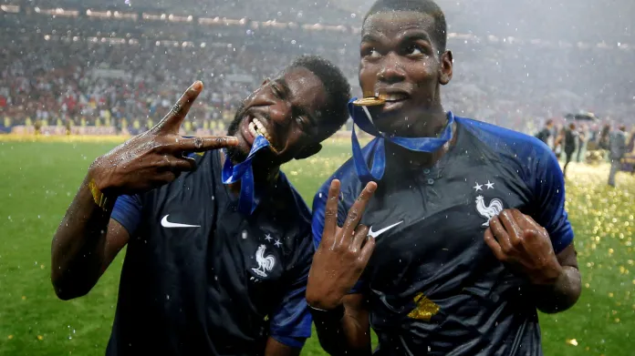 Paul Pogba a Samuel Umtiti slaví titul pro Francii. Jeden má kořeny v Guineji, druhý v Kamerunu