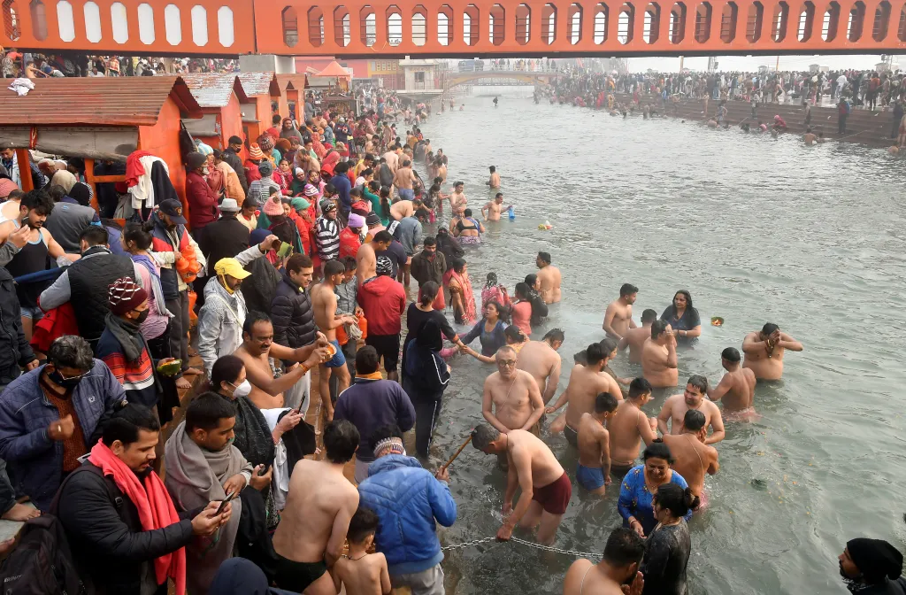 Během prvního dne náboženského festivalu Kumbh Mela v Haridwaru v Indii se hinduističtí věřící hromadně koupou ve vodách řeky Gangy.