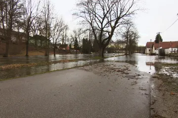 Taje a prší. Pod horami na severu republiky hrozí povodně