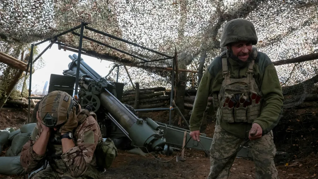 Ukrajinští vojáci střílejí z houfnice M114 na ruské jednotky. Ilustrační foto