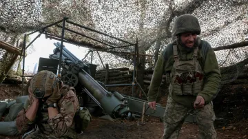 Ukrajinští vojáci střílejí z houfnice M114 na ruské jednotky. Ilustrační foto