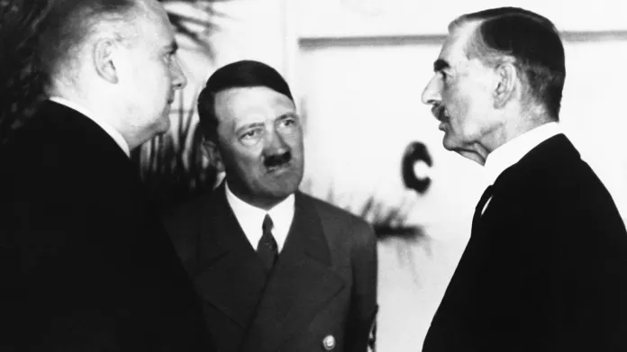 Neville Chamberlain v rozhovoru s Hitlerem 29. září 1938