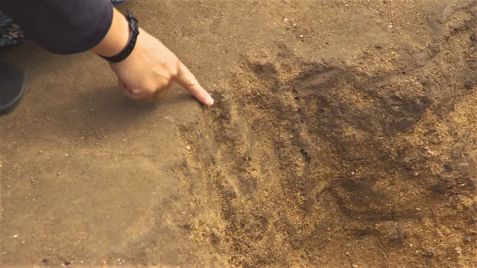 Stále patrné jsou i šest tisíc let staré rýhy při hloubení hrobu