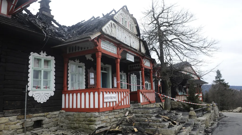 Následky požáru chaty Libušín na Pustevnách