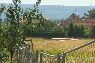 O stavební pozemky v Juřince nemá nikdo zájem. Zastupitelé zmírnili pravidla