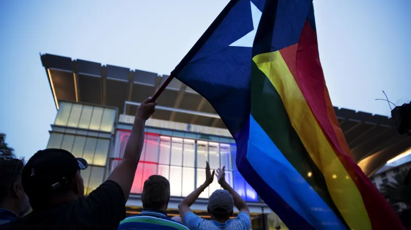 Během vigilie v Orlandu vlály duhové vlajky