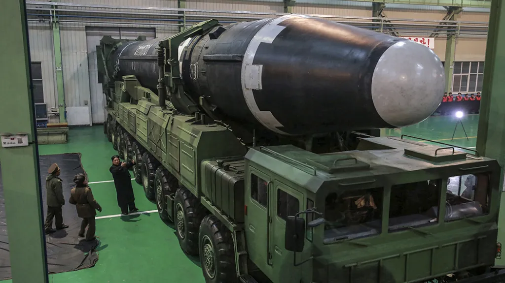 Kim Čong-un při kontrole nové balistické rakety Hwasong-15