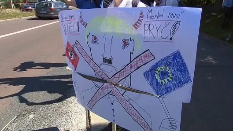 Odpůrce Merkelové na Evropské třídě Zdroj: ČT24