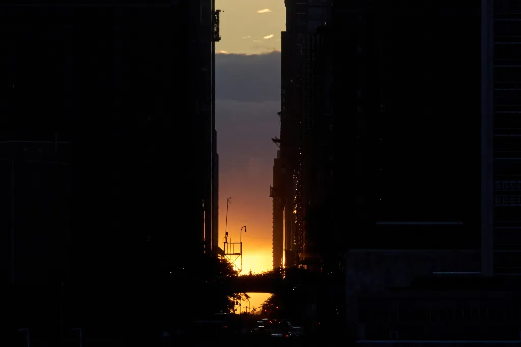 Lidé sledují západ slunce nad newyorským Manhattanem
