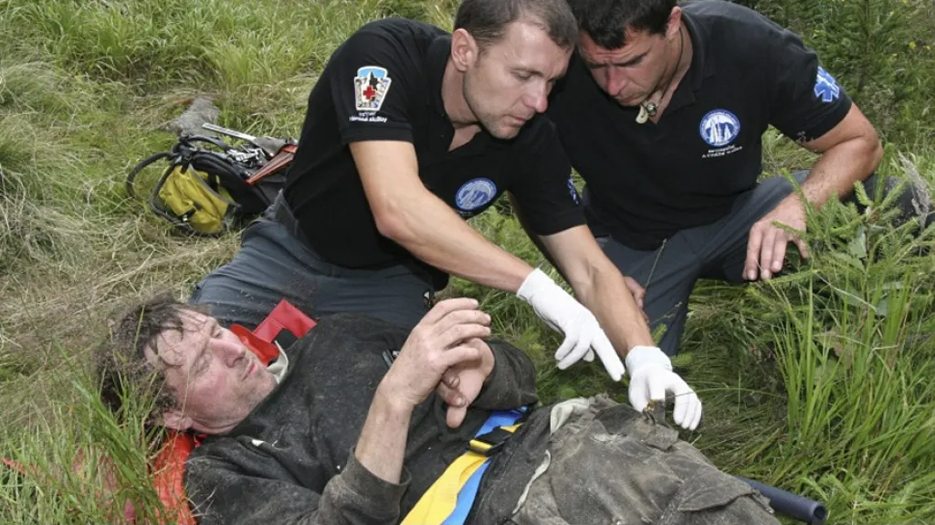 Ošetřování zraněného dřevorubce