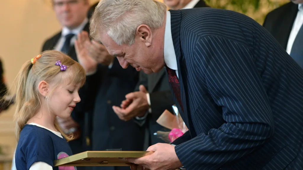 Prezident předává ocenění šestileté Nikole