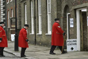 V britském referendu se čeká vysoká účast. Průzkumy se přiklánějí k setrvání v EU 