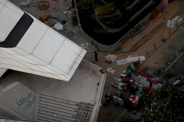 Na hongkongské univerzitě zůstávají poslední demonstranti. Město o víkendu čekají volby