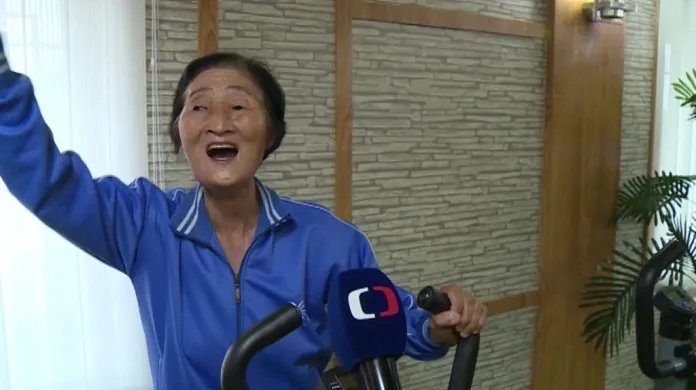Klientka severokorejského domova pro seniory štábu ČT radostí zazpívala
