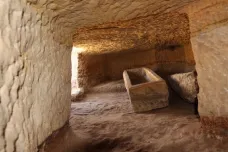 Egyptologové našli desítky neznámých hrobek a jednoho zvláštního krokodýla