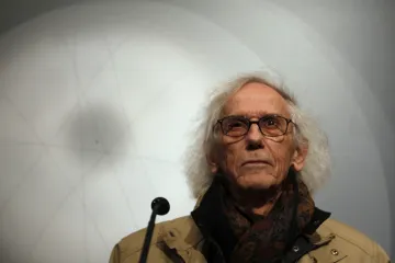 Pokryl australské pobřeží i mrakodrapy. Ve věku 84 let zemřel umělec Christo známý zahalováním staveb