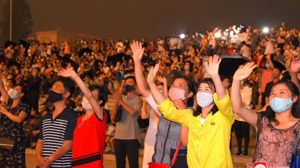 Severokorejci pozorující ohňostroj při oslavách výročí konce korejské války