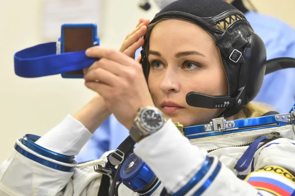 Na Mezinárodní vesmírné stanici (ISS) přistála 5. října loď Sojuz MS-19 s profesionálním kosmonautem Antonem Škaplerovem a ruským filmařským týmem, který tvoří herečka Julija Peresildová (na fotografii) a režisér Klim Šipenko. Filmový štáb dostal za úkol natočit zhruba 35 až 40 minut dlouhý film