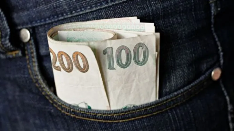 Skoro polovina firem svým zaměstnancům přidá