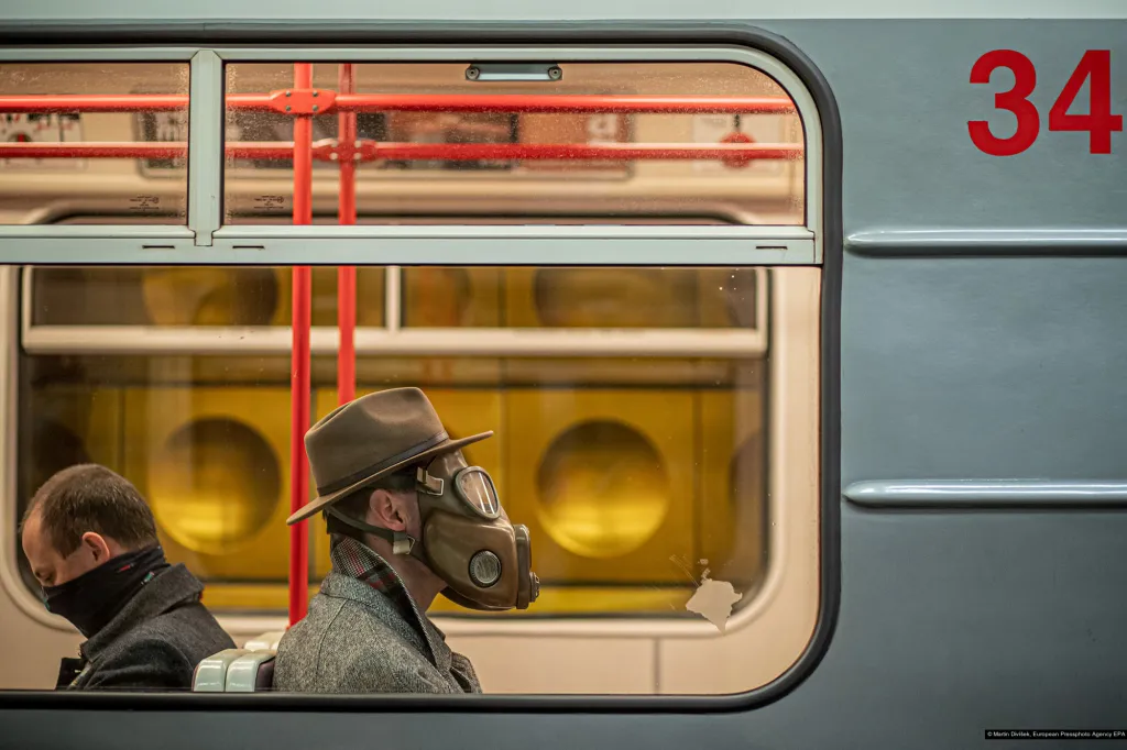 Snímek ze série Praha za dob koronaviru nominovaný v sérii každodenní život, Martin Divíšek (European Pressphoto Agency EPA). Muži s maskami v pražském metru , 17. března 2020