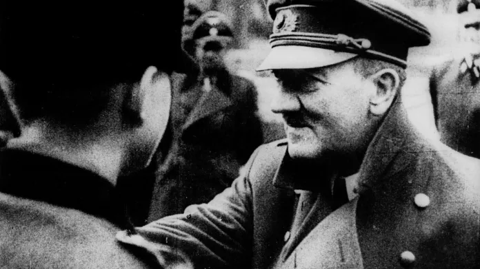 Jedna z posledních fotografií Adolfa Hitlera. Führer se před obléhaným kancléřstvím setkává s členy Hitlerjugend (25. dubna 1945)