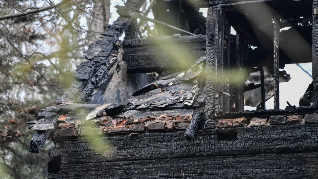 Roubený dům po požáru