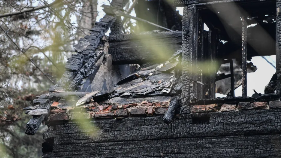 Roubený dům po požáru