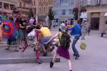 Policie obvinila z útoků během Queer Parade třetího muže, pořadatelé hodnotí akci jako úspěšnou