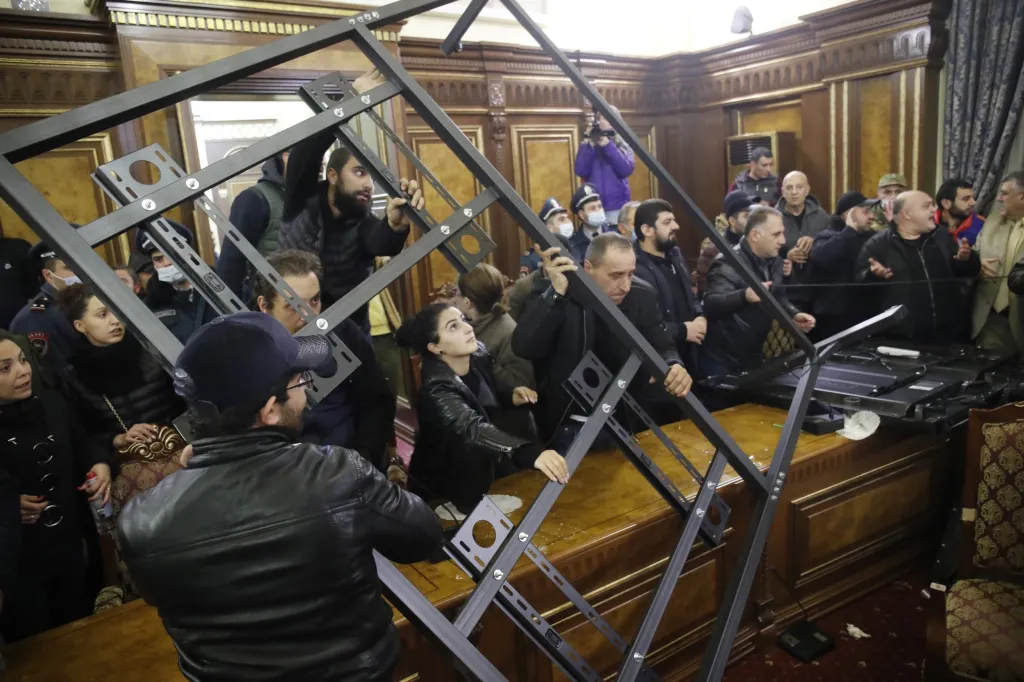 Demonstranti vtrhli do budovy Národního shromáždění Arménie