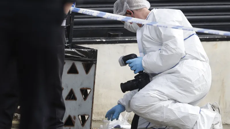 Zajišťování stop na místě činu vraždy britské poslankyně Jo Coxové