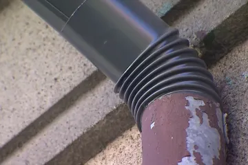 Za nekvalitní výměnu okapů desetitisíce. Policie žádá podvedené, aby se přihlásili