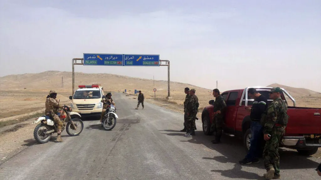 Syrští vojáci kontrolují přístup do Palmýry