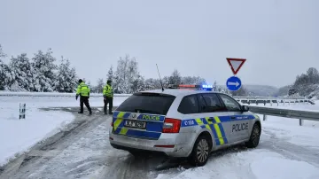 Policisté dohlíží na uzavřený dálniční nájezd mezi Libercem a Turnovem