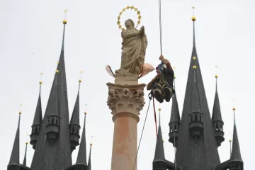 Mariánský sloup se vrátil na Staroměstské náměstí. Vztyčení završilo desetiletí sporů
