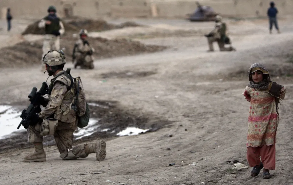Kanadští vojáci koalice pod vedením NATO zaujímají pozice během hlídky v pevnosti Panjwaii v provincii Kandahár, 11. dubna 2009
