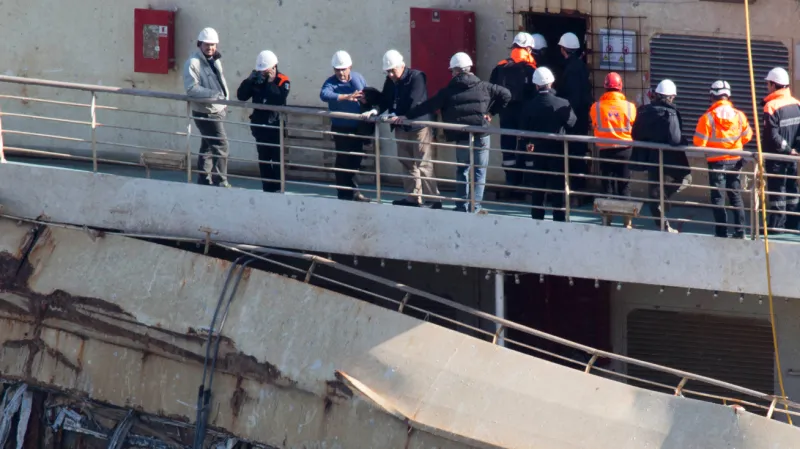 Francesco Schettino (třetí zleva) na vraku Costy Concordie