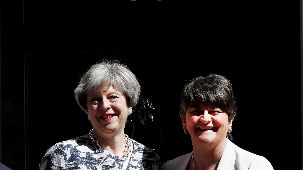 Theresa Mayová a šéfka DUP Arlene Fosterová
