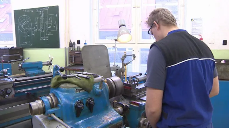 Učeň oboru zámečník při práci na soustruhu