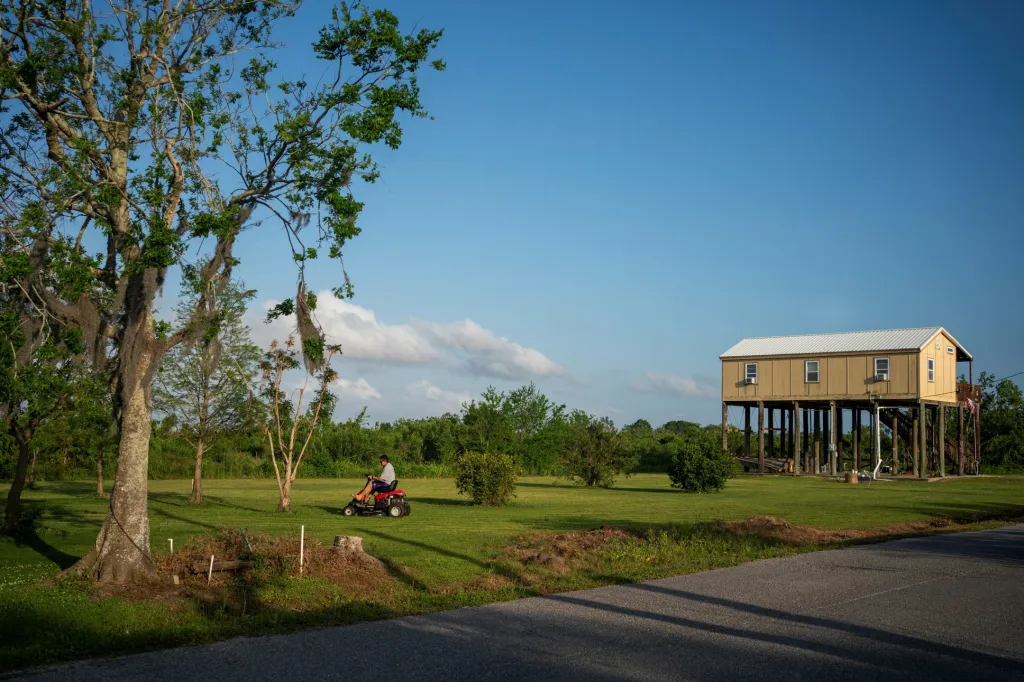 Domorodí obyvatelé z amerického státu Louisiana se stěhují. Stoupající moře pohlcuje jejich domovy