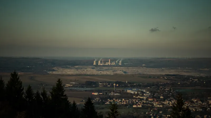 Hrádek nad Nisou v pozadí s dolem u polské Bogatyně