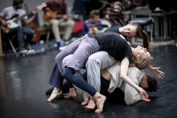 Recenze: Taneční Ceviche míchá hbité ryby s leklými 