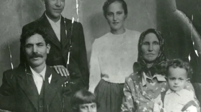 Romka Vlasta Danielová, rozená Kierová jako čtrnáctiletá s rodiči a sourozenci. Přežila věznění v Auschwitz II – Birkenau i pochod smrti
