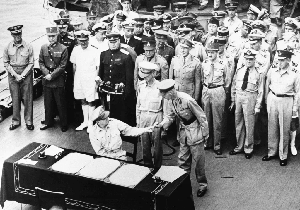 Po podpisu kapitulace Američané nad Japonskem vyhlásili okupační správu, kterou vedl generál Douglas MacArthur. Ta trvala do roku 1952, přičemž ostrov Okinawa se do japonských rukou vrátil až v roce 1972