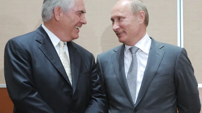 Tillerson s ruským prezidentem Putinem v roce 2011