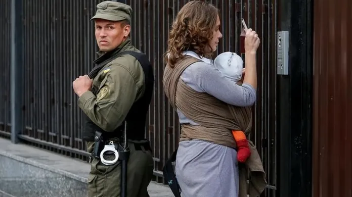 Žena přichází volit na ruskou ambasádu v Kyjevě