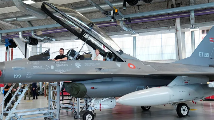 Volodymyr Zelenskyj a dánská premiérka Mette Frederiksenová v kokpitu F-16 při Zelenského návštěvě Dánska