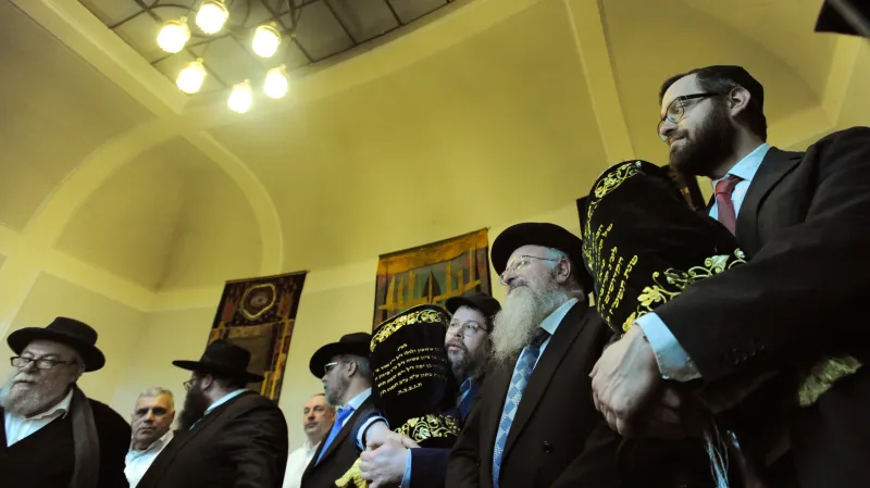 Nový svitek tóry byl dokončen ve velkém sále Židovské radnice v Praze na Josefově